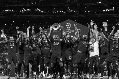 支持儿子，弗格森去看了其儿子达伦执教的彼得堡联的比赛