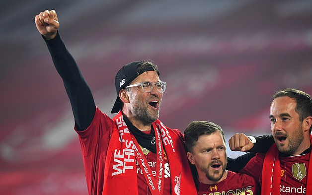 慕尼黑1860主席回应拜仁球迷横幅：这完全不尊重人，越界了