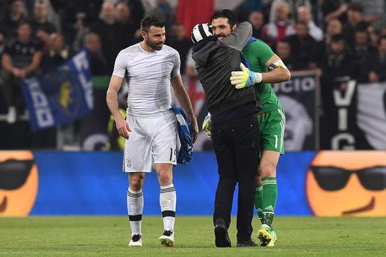 给爷整笑了，曼奇尼假意亲吻布鲁马多，将布鲁马多逗笑